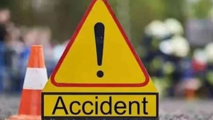 డ్రైవర్ల మధ్య గొడవ.. వెనుక నుంచి లారీ ఢీకొని ఇద్దరు మృతి 